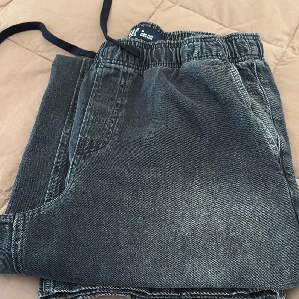 Gap high-rise wide leg denim jeans.  Elastic tie waist and two side pockets.